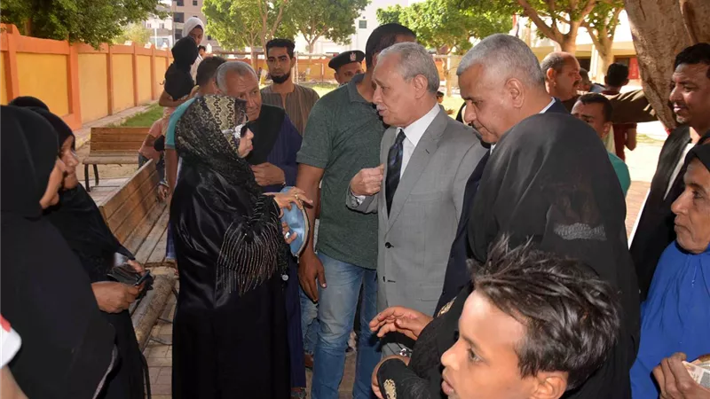محافظ الأقصر يواصل جولاته علي المراكز الانتخابية