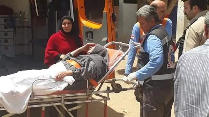 بالصور.. سيارة إسعاف تنقل سيدة مريضة للإدلاء بصوتها فى الاستفتاء بالشرقية