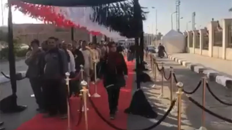 طوابير وإقبال كبير فى ثانى أيام الإستفتاء بالتجمع الأول .. فيديو