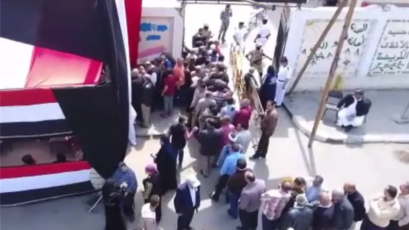 إقبال حاشد أمام لجنة الحسين الإعدادية بالجمالية .. فيديو
