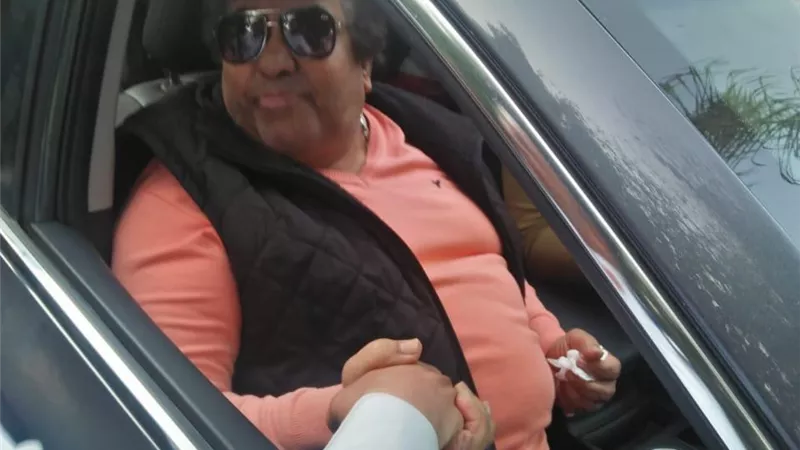 محمد عدوية برفقة حفيده يدلى بصوته فى لجنة المعادى.. صور