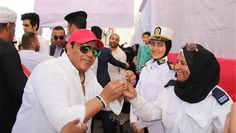محمد فؤاد يشرب الشاى مع المواطنين امام لجنته بمدينة نصر.. صور