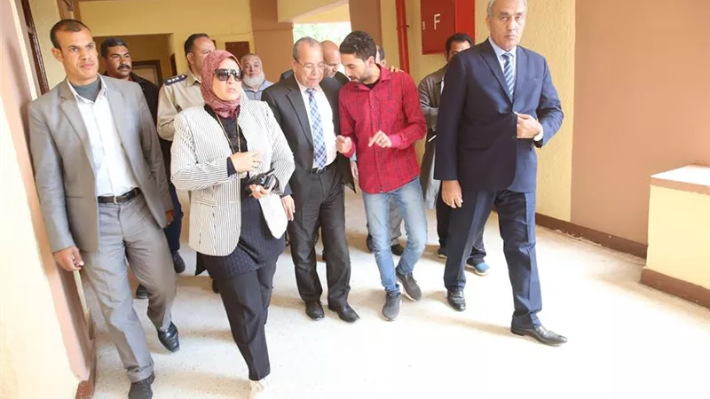 محافظ كفرالشيخ يتفقد لجنة مدرسة صبري القاضي الإعدادية بالحامول