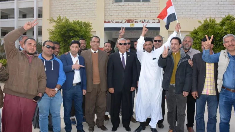 محافظ مطروح يتفقد عدداً من لجان الاستفتاء على التعديلات الدستورية