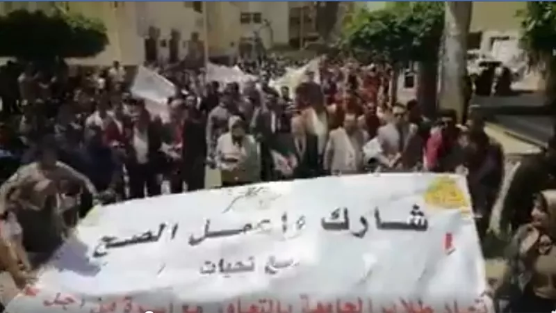 مسيرة حاشدة من طلاب جامعة الزقازيق أمام اللجان الإنتخابية .. فيديو
