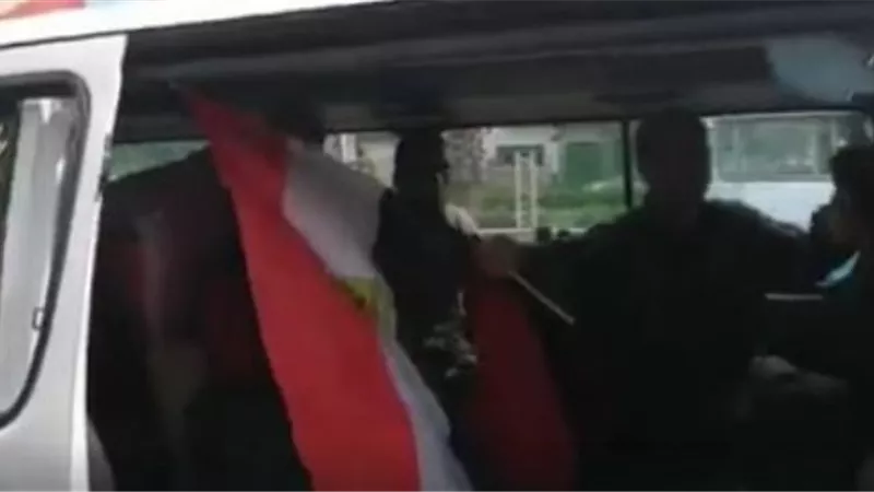 مواطنو شبرا يلوحون بأعلام مصر من داخل السيارات .. فيديو