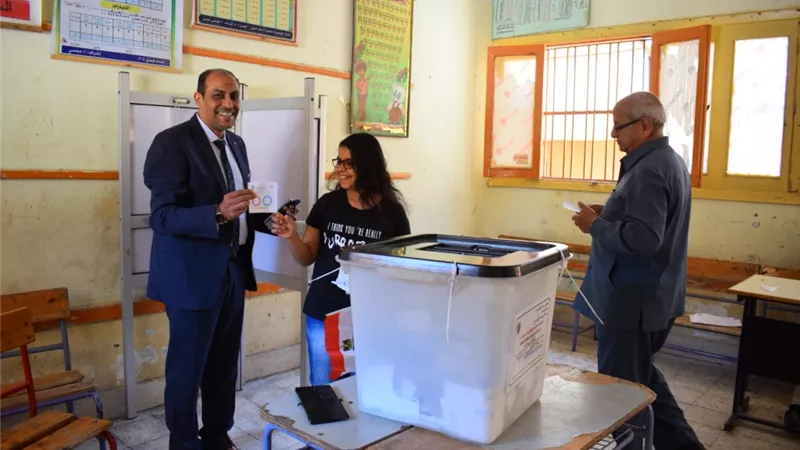 وكيل وزارة التموين بالأقصر يدلى بصوته فى الإستفتاء