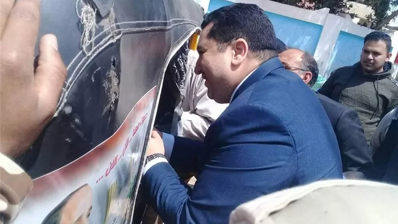 للمرة الثانية .. رئيس لجنة في الإسماعيلية يساعد كفيف ومسنة على الادلاء بصوتهما