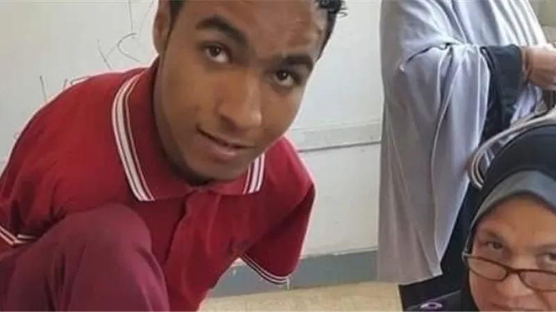 ابرز صورة لشاب مبتور اليدين يصر على الادلاء بصوته فى الاستفتاء على التعديلات الدستورية بقوص