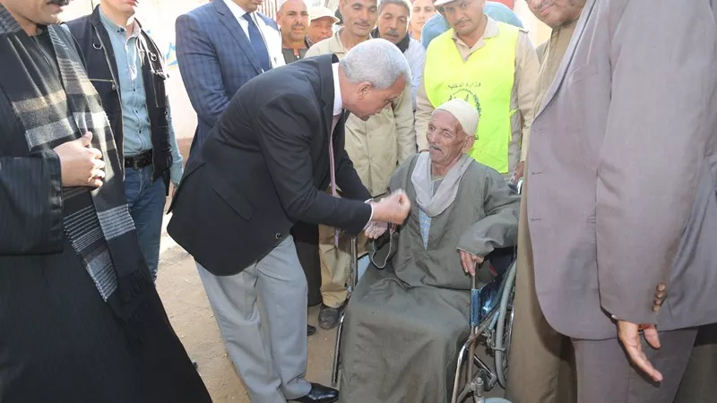 محافظ المنوفية يساعد ذوى الاحتياجات الخاصة والمسنين