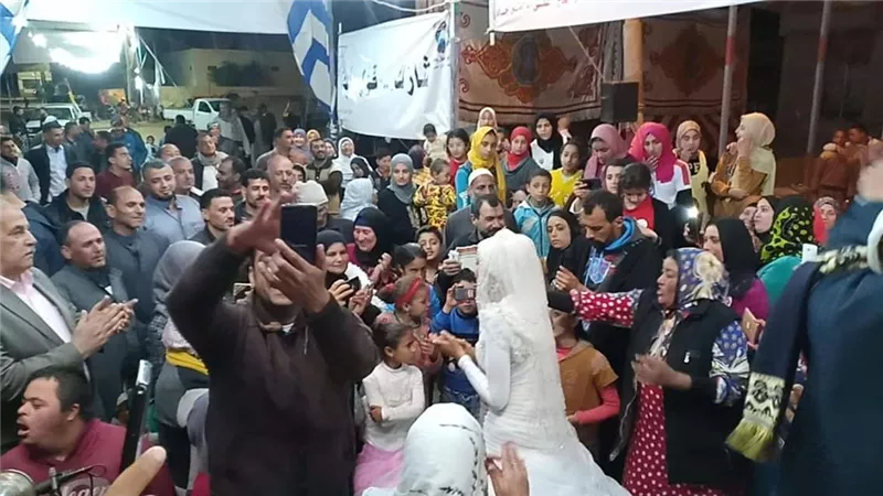 عروس دمياط تدلي بصوتها في الاستفتاء