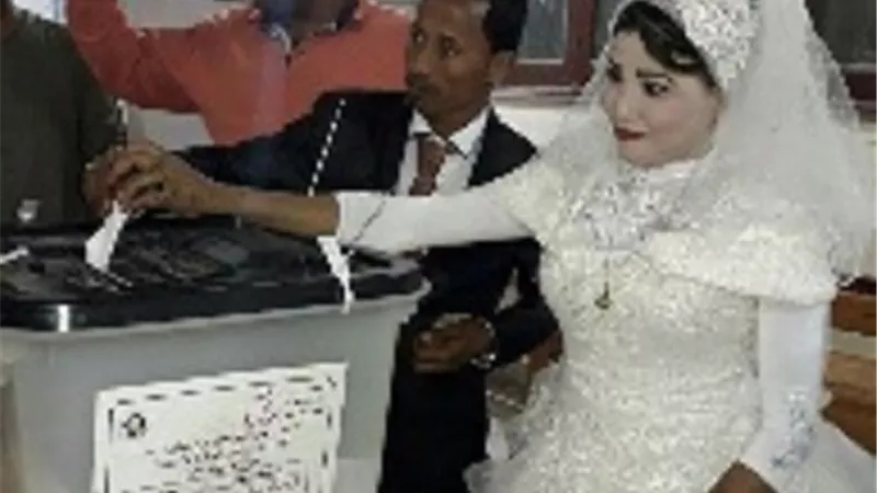 عروسان يحتفلان بزفافهما فى لجنه انتخابيه بفرشوط