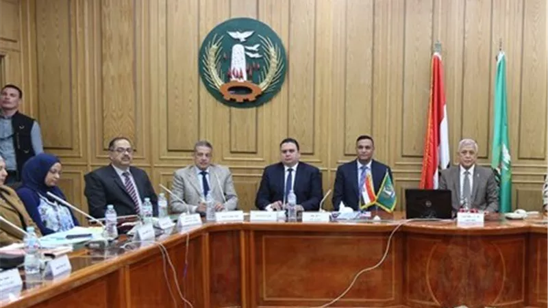 غلق صناديق الإقتراع بعد إنتهاء عملية التصويت في ثانى أيام الإستفتاء بالمنوفية