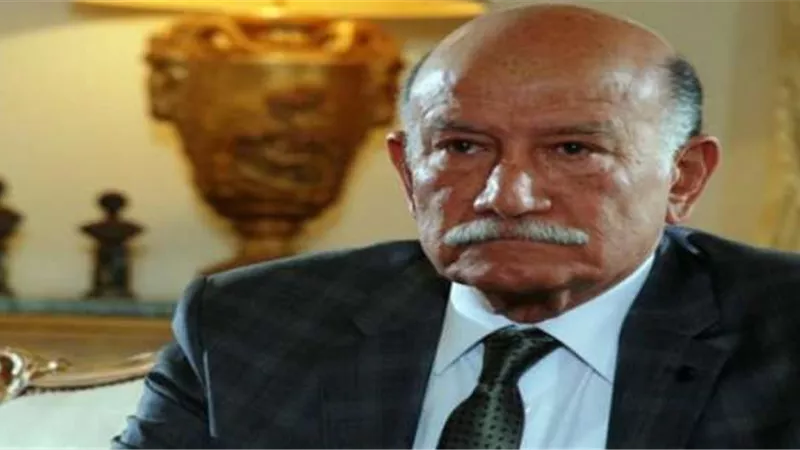 احمد خليل يدلى بصوت بمنطقة الدقى