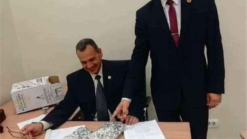 راكب يحاول تهريب ١٠ كجم مشغولات فضية حول جسده بالمطار