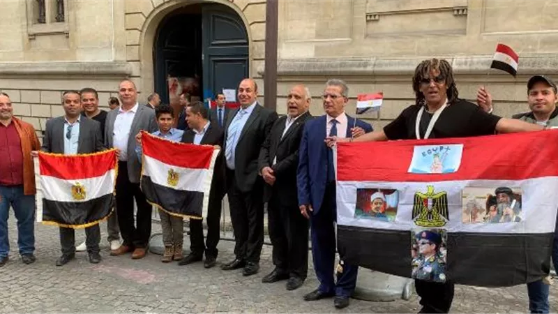 بالصور والفيديو.. اقبال كثيف من الجالية المصرية بفرنسا في اليوم الأخير من الاستفتاء بالخارج