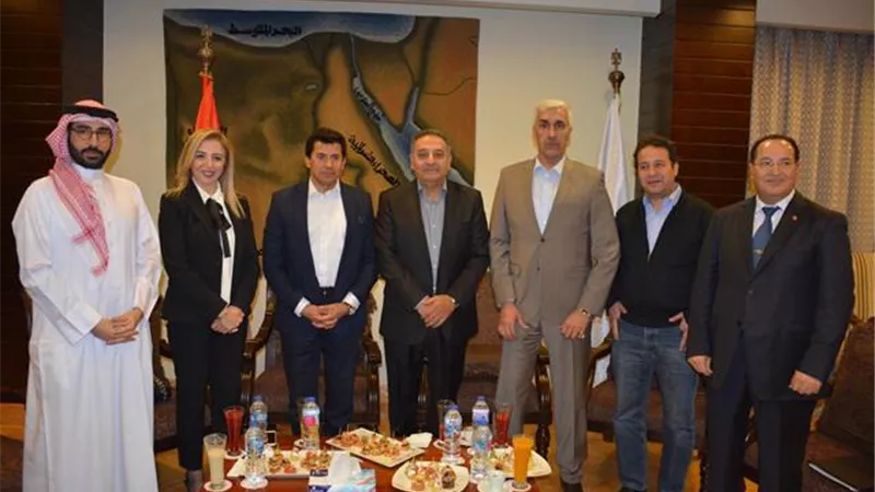 وزيرالرياضة مع نظرائه من العراق والاردن وتونس والبحرين فى جولة بمركز شباب الجزيرة