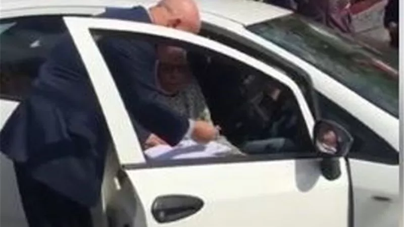 فيديو .. مستشار لجنة طبرى الحجاز يساعد مسنة على الادلاء بصوتها فى سيارتها