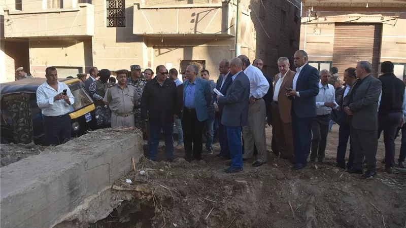 وزير الرى ومحافظ الفيوم يتابعان مشكلة انسداد الصرف المغطى بقرية ترسا
