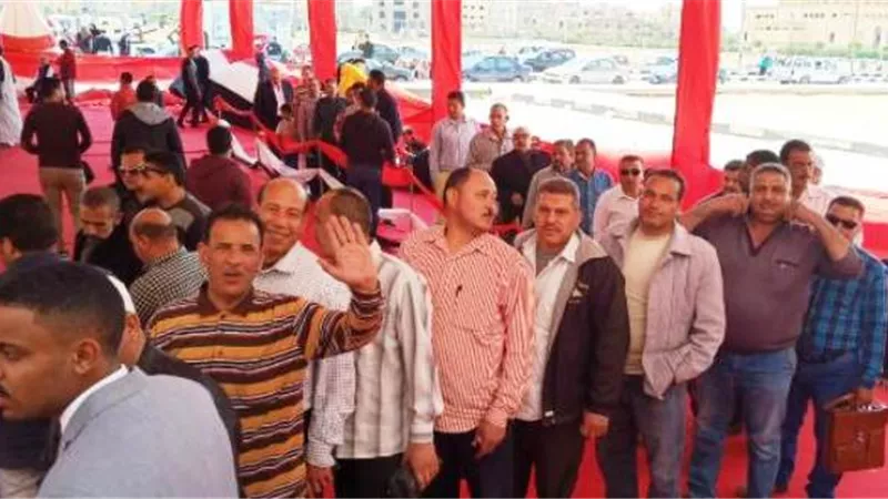 الرجال الأكثر حضوراً فى لجان المغتربين بمدينتى الشروق و بدر فى الإستفتاء.. بالصور