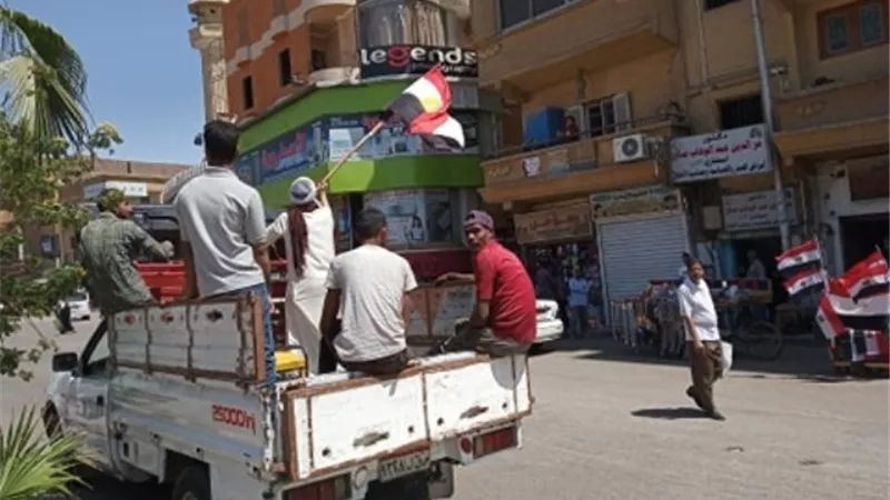 شباب الاقصر يوفرون سيارات لنقل المواطنين الي اللجان