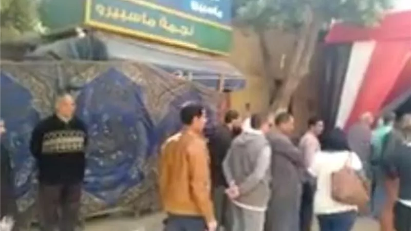 ازدحام امام لجنة جراج ماسبيرو في ثالث ايام الاستفتاء..فيديو
