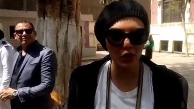 حورية فرغلي تدعو الشباب للمشاركة بأصواتهم من امام لجنة قصر الدوبارة..فيديو