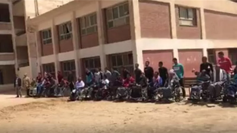 طوابير من ذوي الاحتياجات الخاصة بمدرسة على ابن ابى طالب بمدينة نصر للاستفتاء ...فيديو