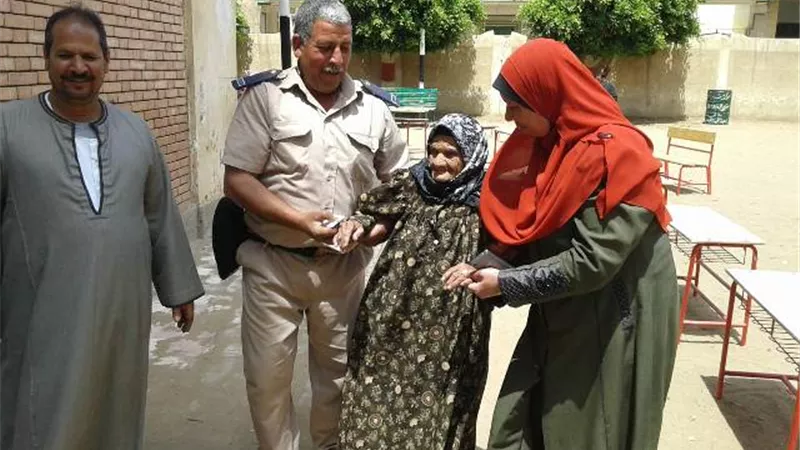 اكبر معمرة فى مصر تدلى بصوتها فى البحيرة