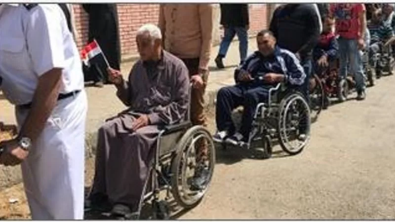 مسيرة لذوي الحالات الخاصة بالكراسي المتحركة أمام اللجان .. فيديو