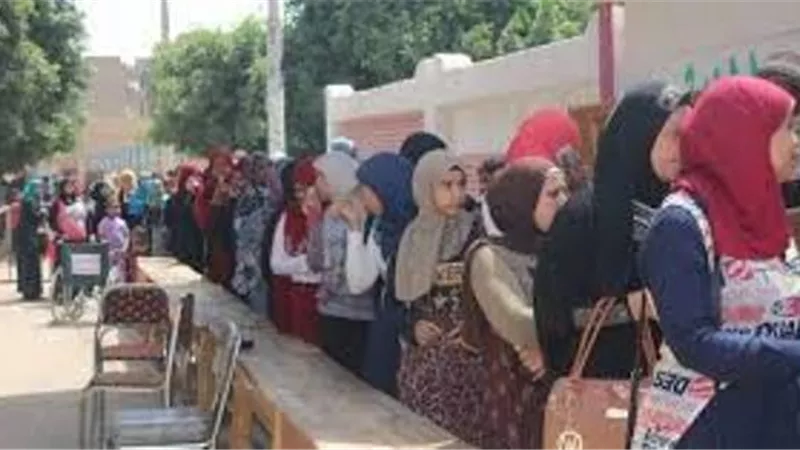 أسر الشهداء و المرأه فى مقدمه الناخبين ببنى سويف