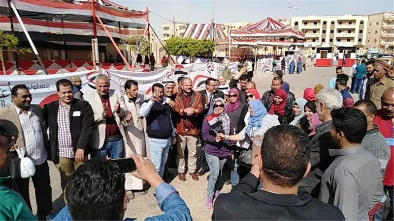 القبائل العربية بمستقبل وطن بدر ينظمون مسيرة إلى لجان الاستفتاء.. بالصور