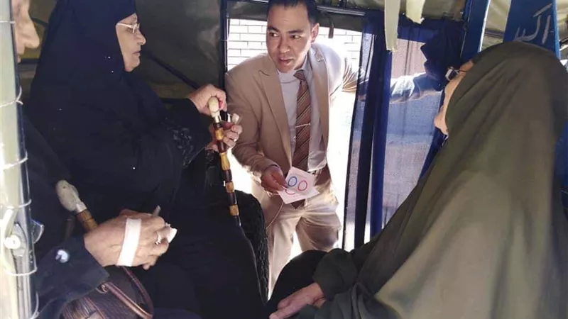 قاضى يخرج للحصول على توقيع كبار السن بأسوان