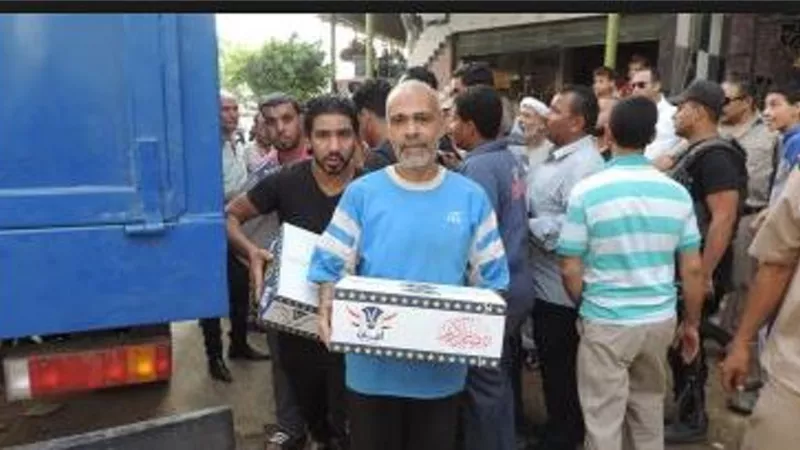 فضحيه لحزب ممول من الاخوان اشتروا كراتين لتوزيعها باللجان واتهام الدوله بتقديمها للناخبين