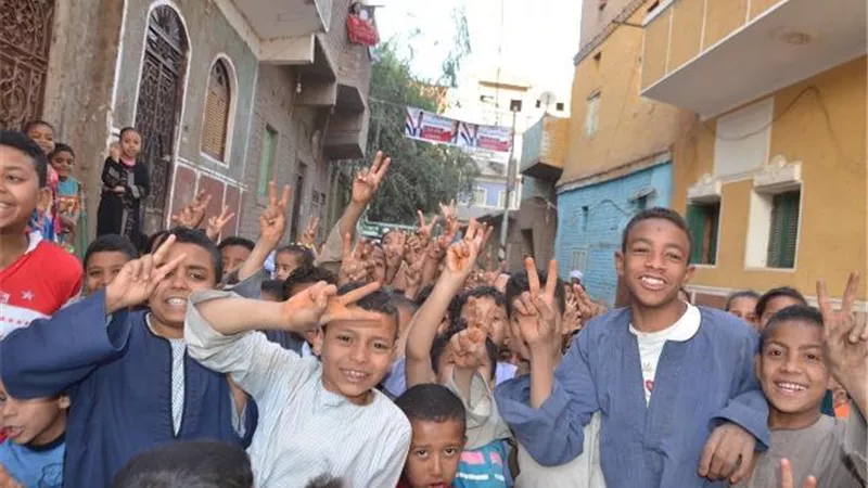الأطفال الصغار يحثون الكبار على المشاركة فى الإستفتاء بالأقصر بمسيرة تشجيع