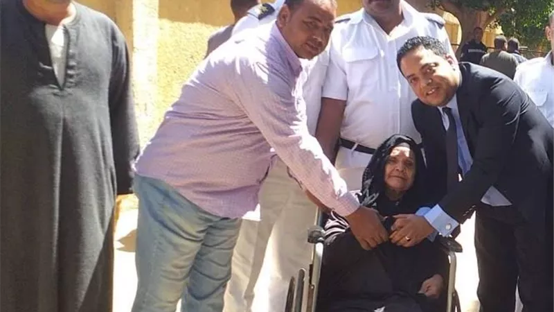 والدة الشهيدين بالأقصر تشارك في الإستفتاء وتؤكد: 