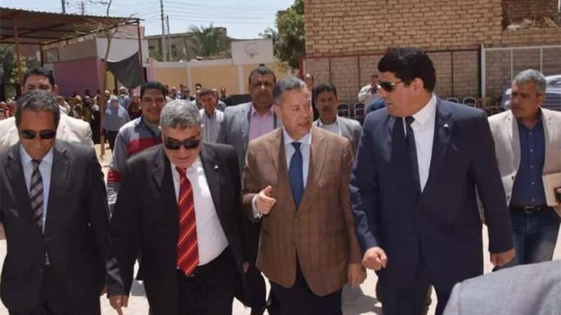 محافظ بني سويف يصافح الناخبين وسط هتافات تحيا مصر