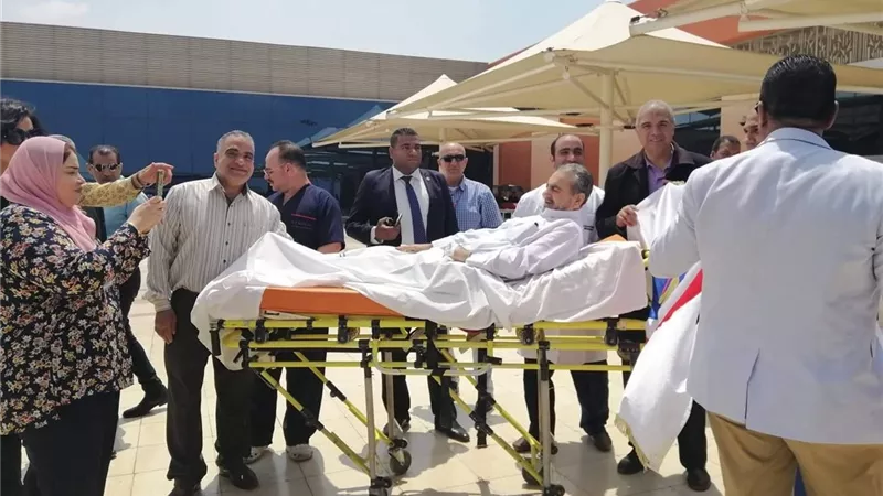 مريض بقلب مفتوح يدلى بصوته بمطار القاهرة ليعبر عن حبه لمصر