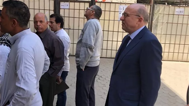 عادل العدوى يدلى بصوته فى لجنة باكتوبر