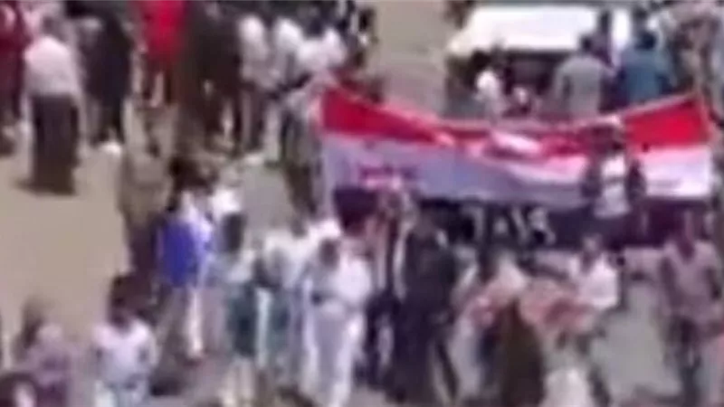 الوايلي تشهد مسيرة بالأعلام والاتوبيسات للمشاركة في التعديلات...فيديو
