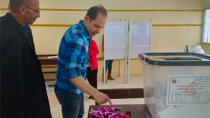 ابن الزعيم يدلى بصوته فى اكتوبر