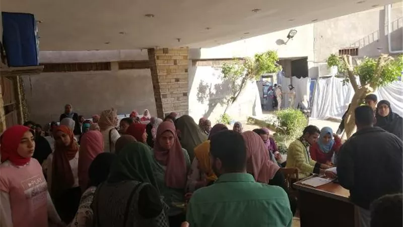 حشود شبابيه فى الاستفتاء ببنى سويف