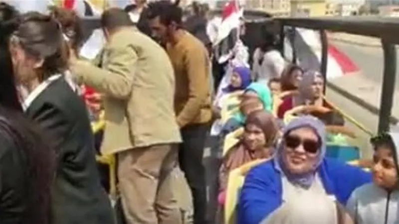 اتوبيسات مكشوفة بالشروق لحث المواطنين على المشاركة في الاستفتاء في اليوم الأخير..فيديو
