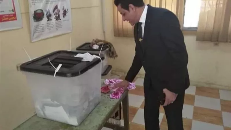 نـائب محــافـظ القـــاهــرة للمنطقــة الجنــوبية يدلي بصــوته فــى الاستفتــاء