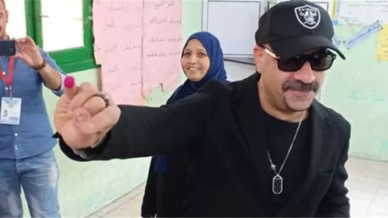 من اجل المشاركة فى الاستفتاء.. اللمبى يوقف التصوير للإدلاء بصوته بالدقى
