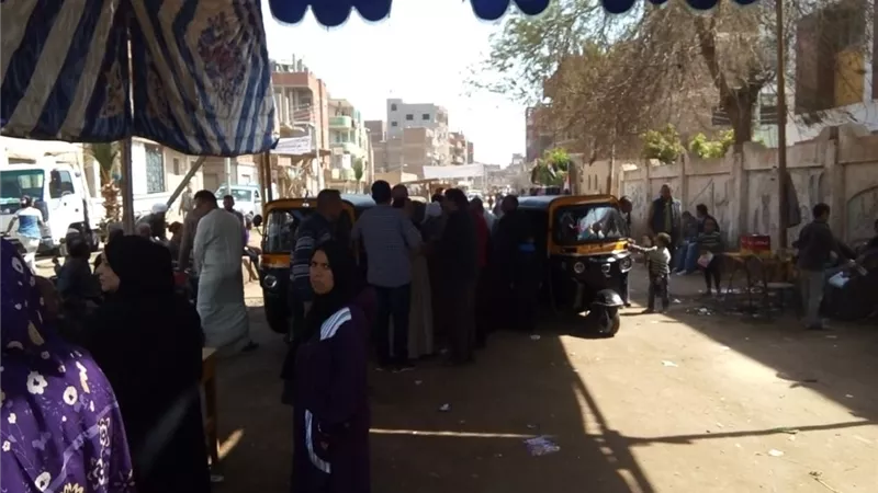 سائقو التوك توك يتبرعون بنقل الناخبين فى شطانوف بالمنوفية