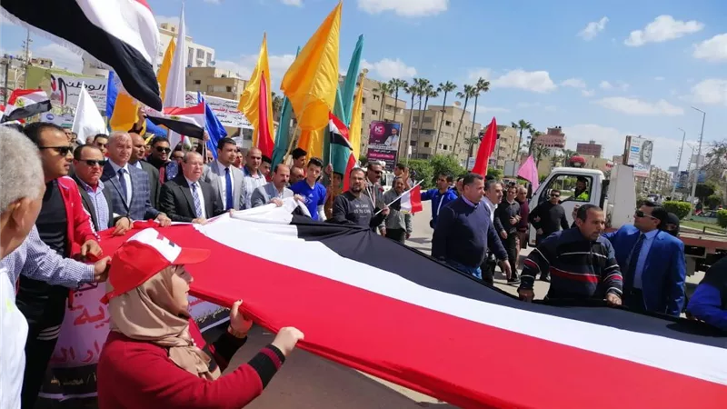 مسيرة حاشدة بأطول علم مصري لشباب كفر الشيخ للحث علي المشاركة في الاستفتاء