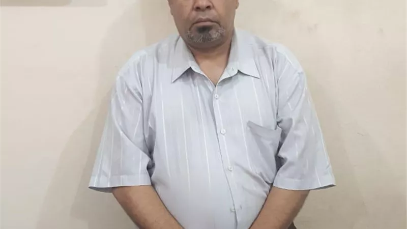 ضبط إخوانى بلجنة النزهة حاول تهريب بطاقة الاستفتاء.. صور