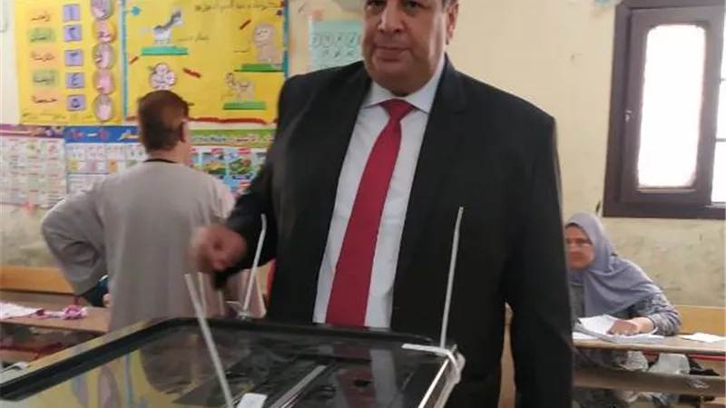رئيس تحرير الجمهورية يدلي بصوته في لجنة مدرسة طه حسين بالهرم