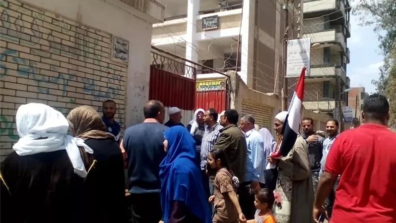 بالأعلام وهتافات تحيا مصر .. أهالى شبرابخوم يشاركون فى الاستفتاء